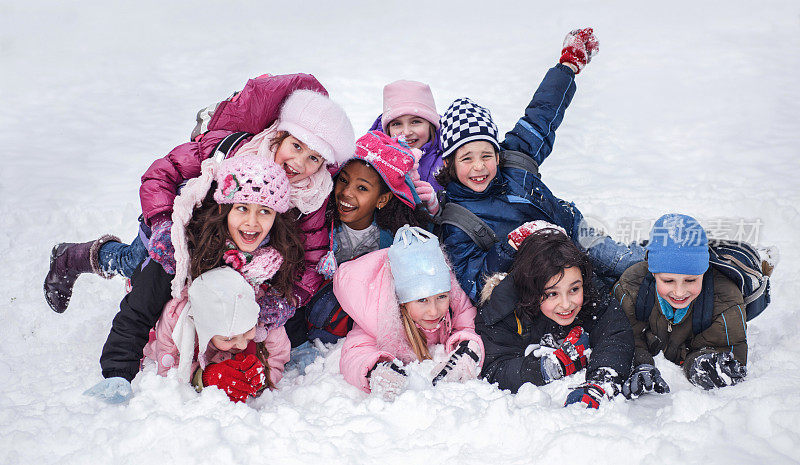 一群顽皮的孩子在雪地上玩耍。