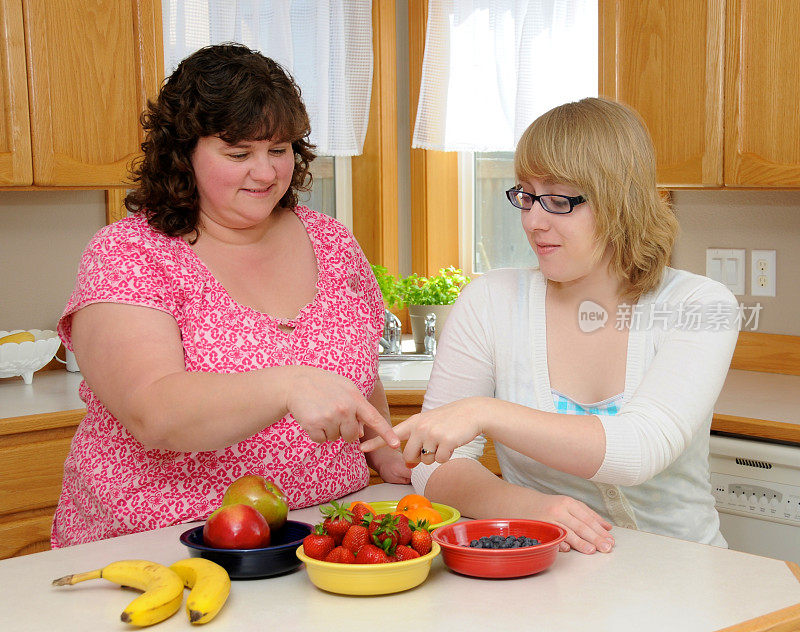 厨房里的女人和水果