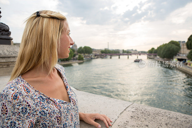 俯瞰巴黎塞纳河的桥上的女子