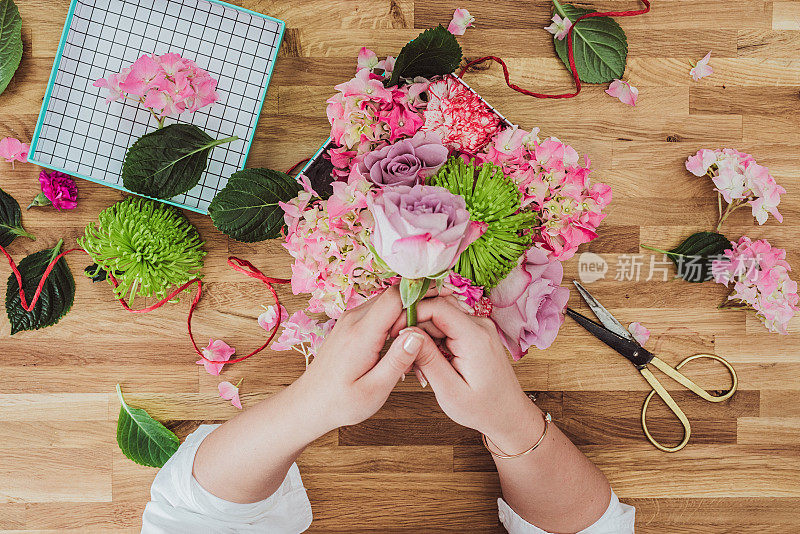 女人在头顶上包装情人节鲜花和礼物