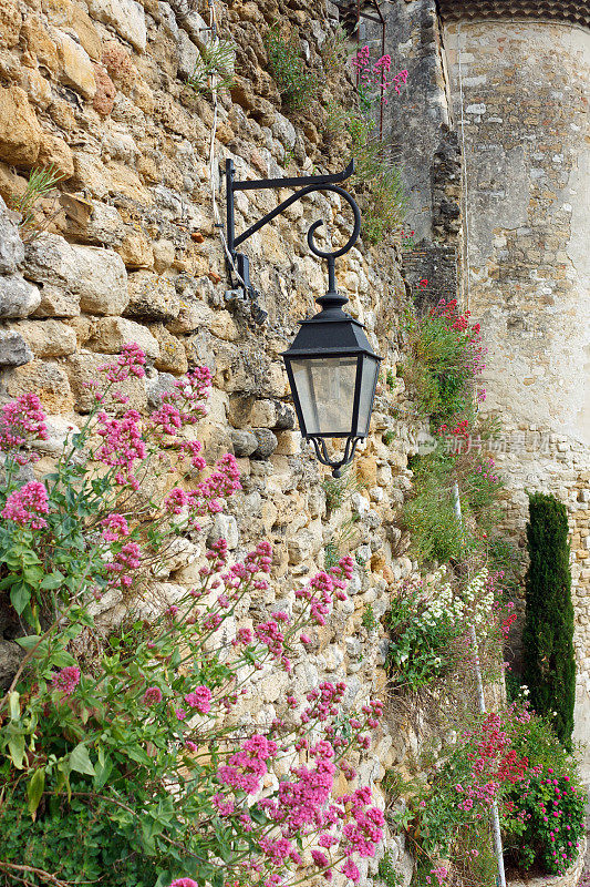 沃克吕兹格里尼南的城墙上挂满灯笼和鲜花
