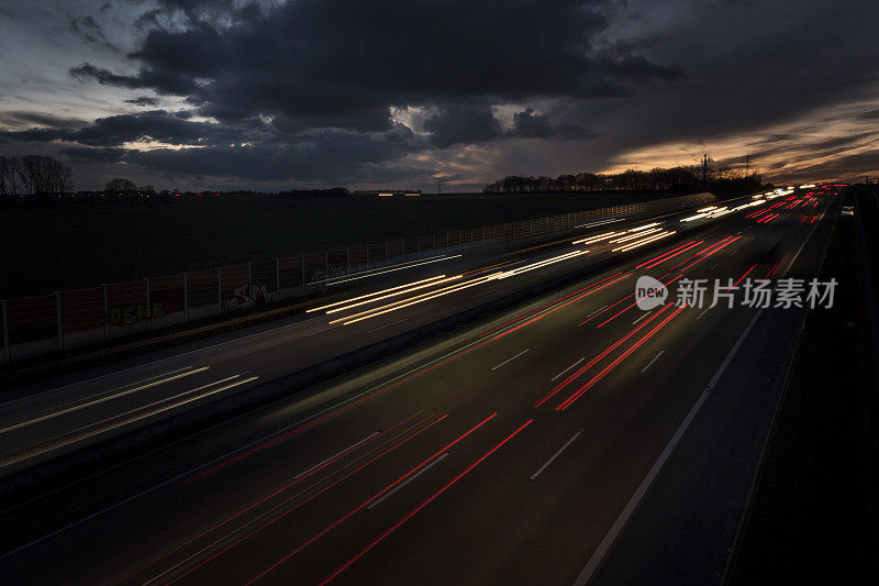 高速公路，高速公路在黄昏长时间曝光