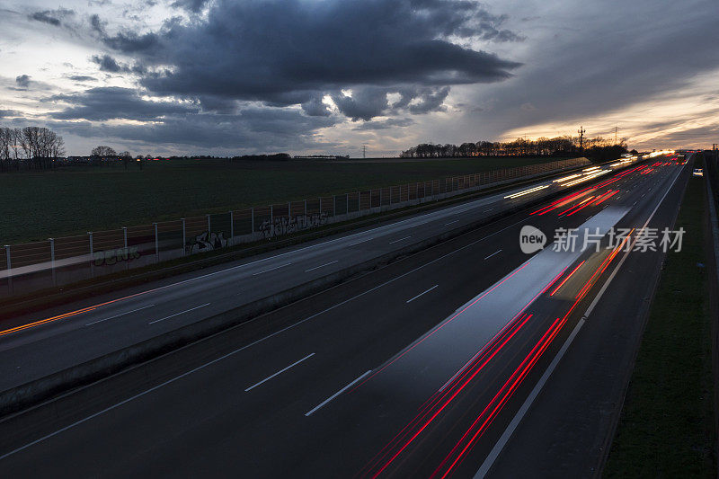 高速公路，高速公路在黄昏长时间曝光
