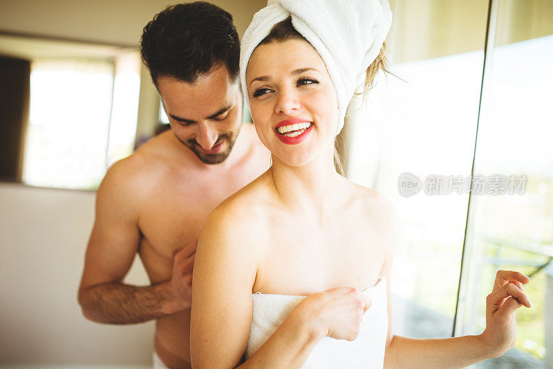 夫妇在酒店房间的浴巾水疗后