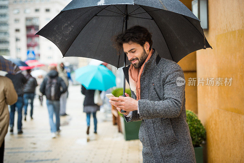 在雨中等待