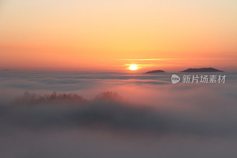 斯洛文尼亚布尔达山，雾海中的日落