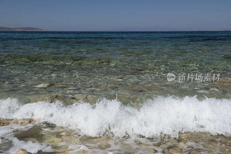 希腊岛海滩和爱琴海