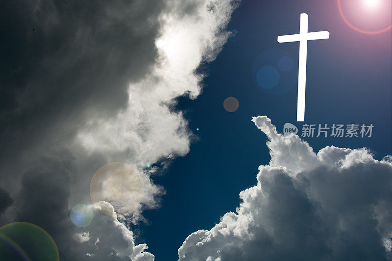 基督在日出时升起十字架，乌云-复制空间
