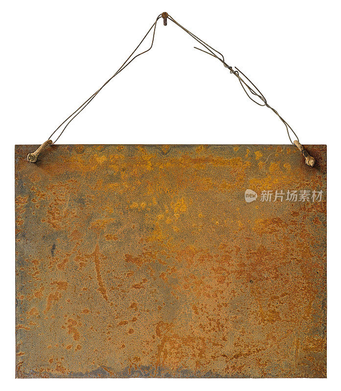 陈旧生锈的金属板背景由陈旧生锈的钢丝挂在生锈的铁钉上，画面具有很多纹理特征。孤立的白色，剪辑路径包括。