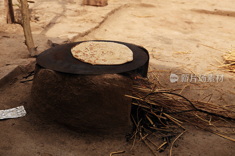 巴基斯坦乡村生活方式制作Chapati泥炉