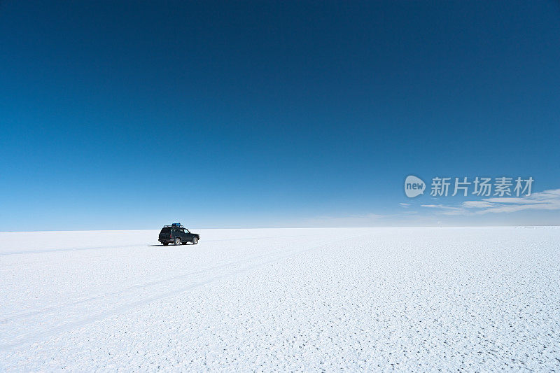 在玻利维亚高原乌尤尼盐湖的四驱车