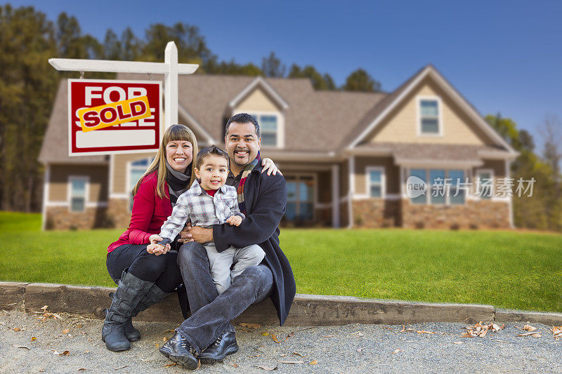混合种族家庭，房屋，出售房地产标志