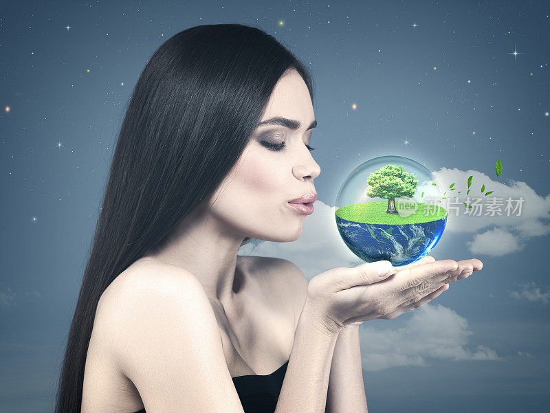 生态女性肖像与美丽的白色女孩抱着绿色星球