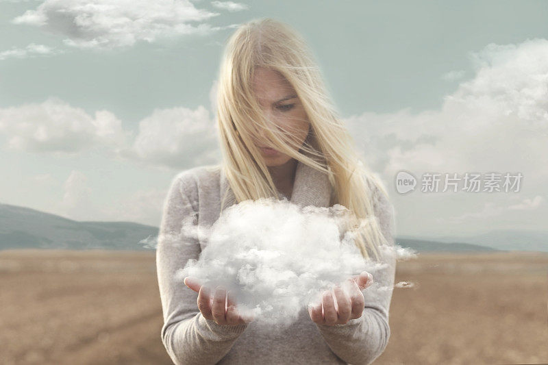 超现实的瞬间，一个女人手里握着一片柔软的云