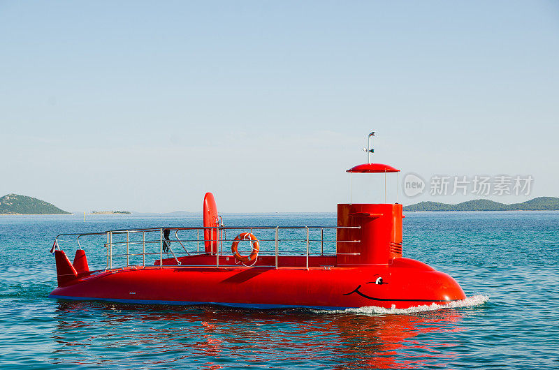 红色旅游半潜水艇在海上没有船长