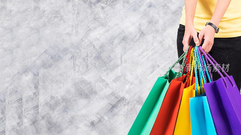 彩色购物袋和女人的手在白色的复制空间背景