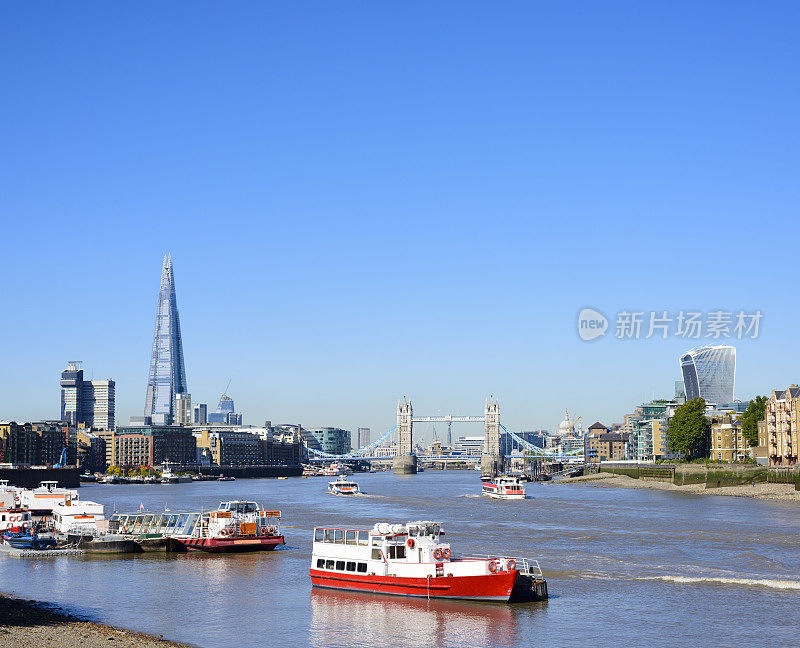 伦敦塔桥和伦敦城市天际线与泰晤士河，英国。