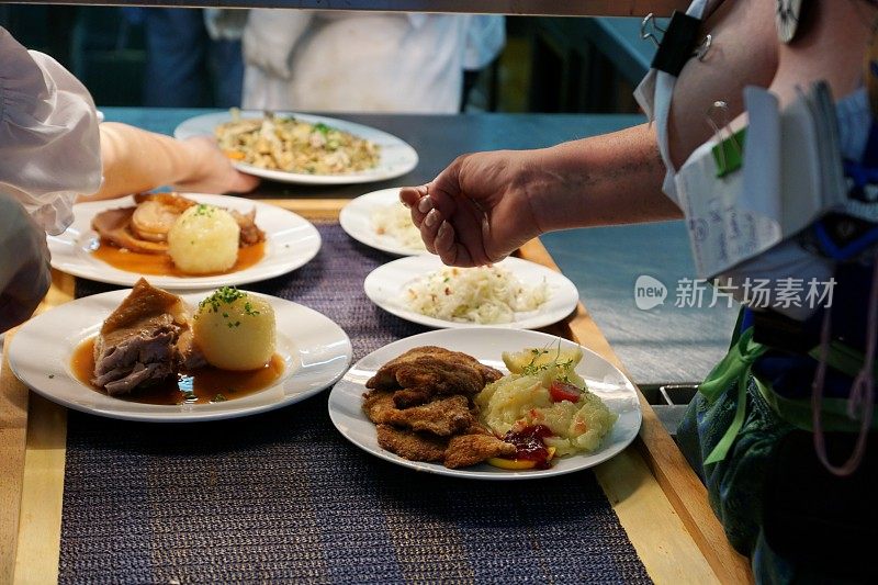 烤猪肉饺子是慕尼黑啤酒节的传统食物。慕尼黑,巴伐利亚。