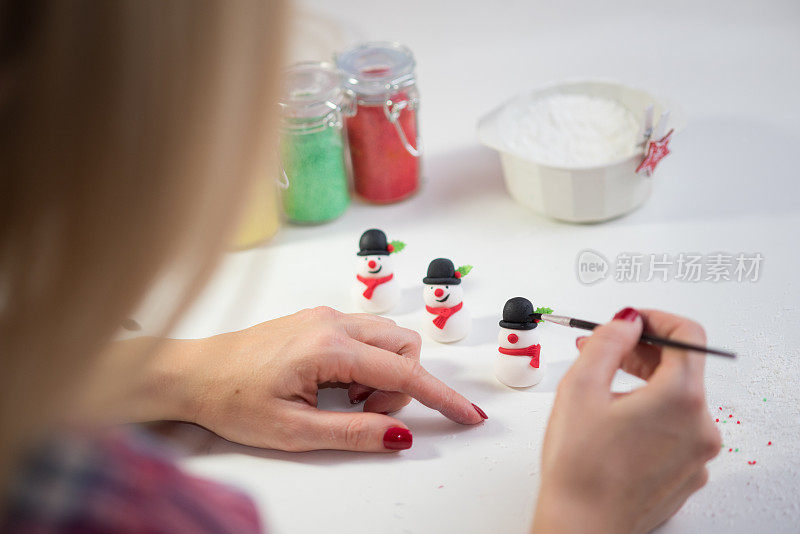 为圣诞节纸杯蛋糕做雪人，小雕像