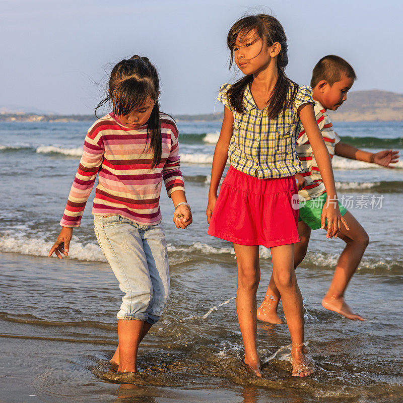 越南海滩上的越南孩子