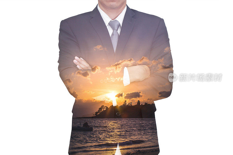 双重曝光的商人双臂交叉和日出在早上的海滩作为商业，领导和自然的概念。