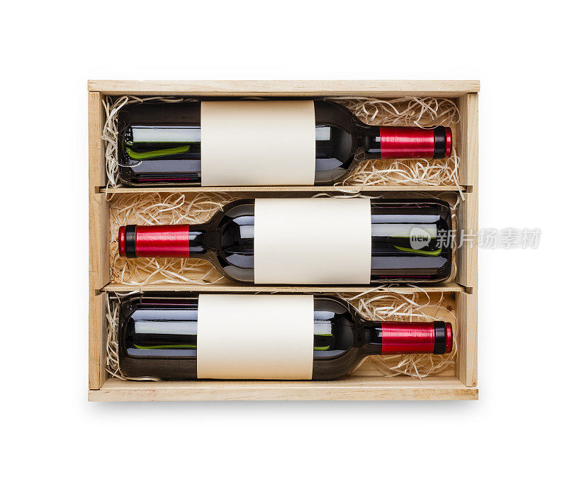 打开的木箱，里面有三个红酒瓶子，在白色的背景上孤立