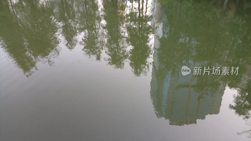 城市景观-摩天大楼反映在水中