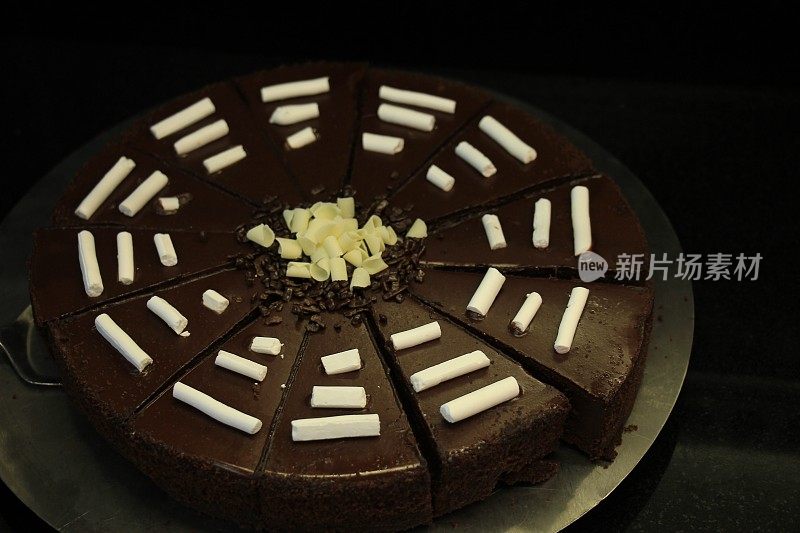 新鲜制作的巧克力蛋糕