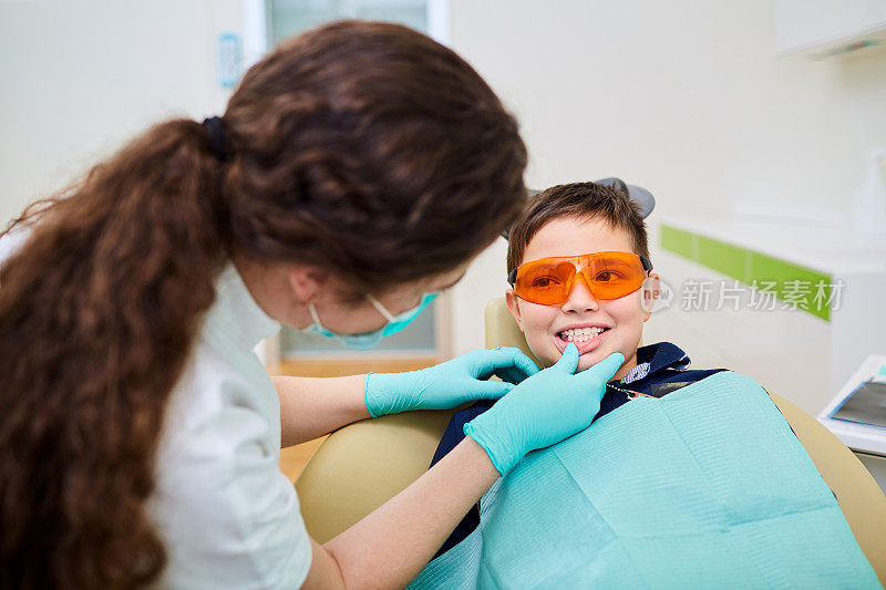 一个小孩在牙科诊所的牙医接待处