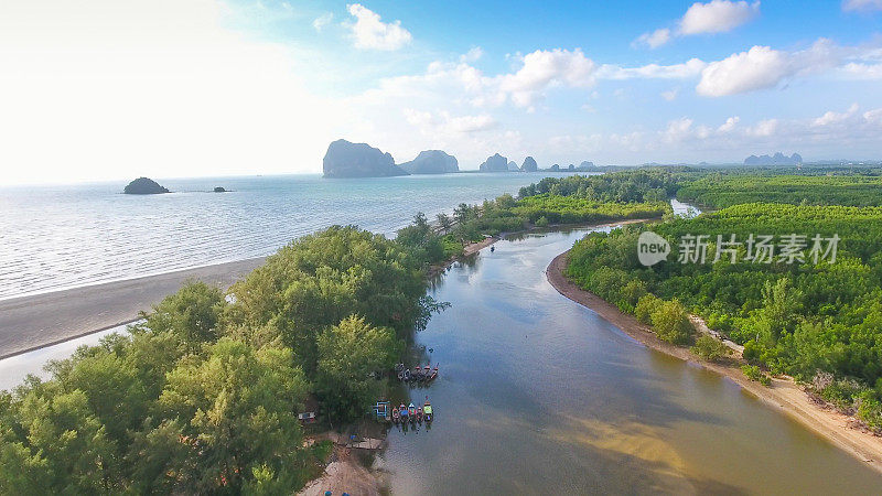 美丽的日落在热带海洋与长尾船在泰国南部