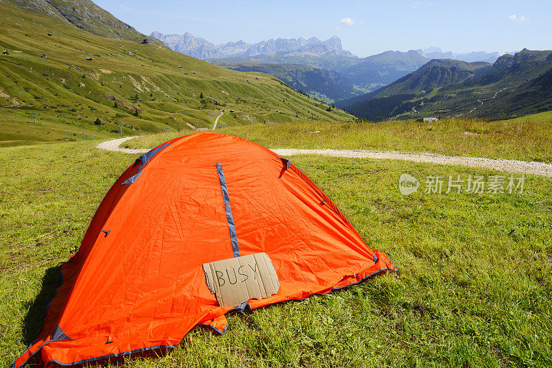 在阿尔卑斯山露营的帐篷