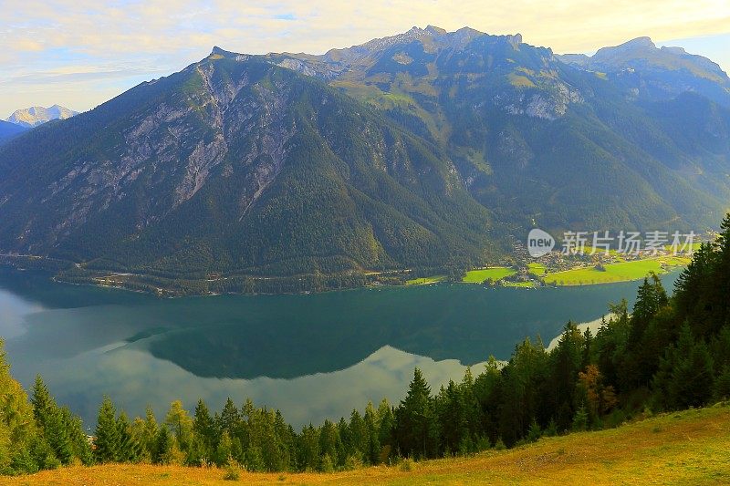 在田园式的阿琴湖的绿松石反射，阿尔卑斯山景观在奥地利泰洛尔-卡温德尔山脉边界巴伐利亚阿尔卑斯山在德国-雄伟的高山景观在金色的秋天，戏剧性的蒂洛尔雪山全景，奥地利