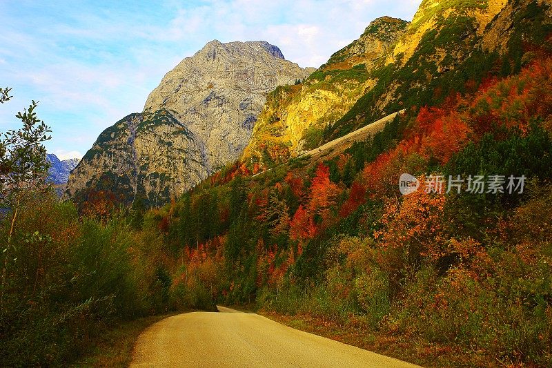 壮丽的高山景观在金色的秋天，戏剧性的蒂罗尔雪山全景和田园式的蒂罗尔，奥地利