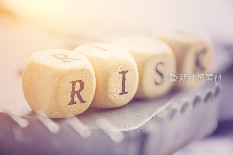 捕鼠器上的四个骰子排列成一个单词“RISK”。风险包括投资的实际回报与预期回报不同的机会，包括失去原始投资的可能性。