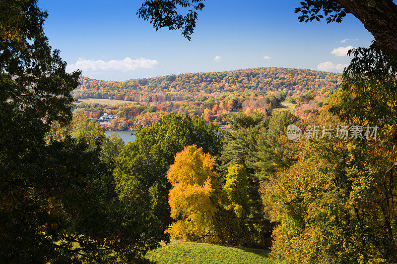 景观与树木在秋天的颜色(树叶)，哈德逊河和生动的蓝天，哈德逊山谷，纽约。