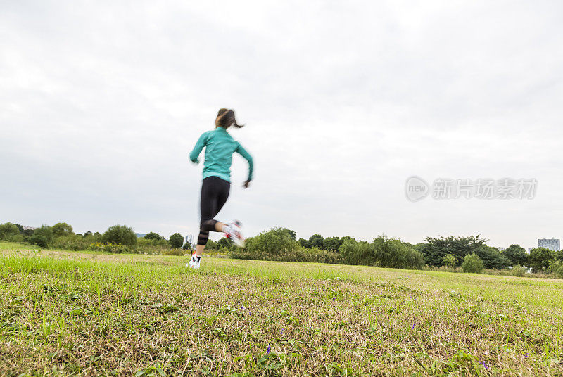 女性跑步者