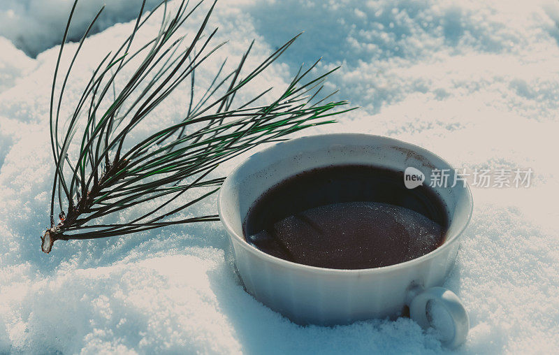 用咖啡杯和冷杉在雪中的圣诞作文