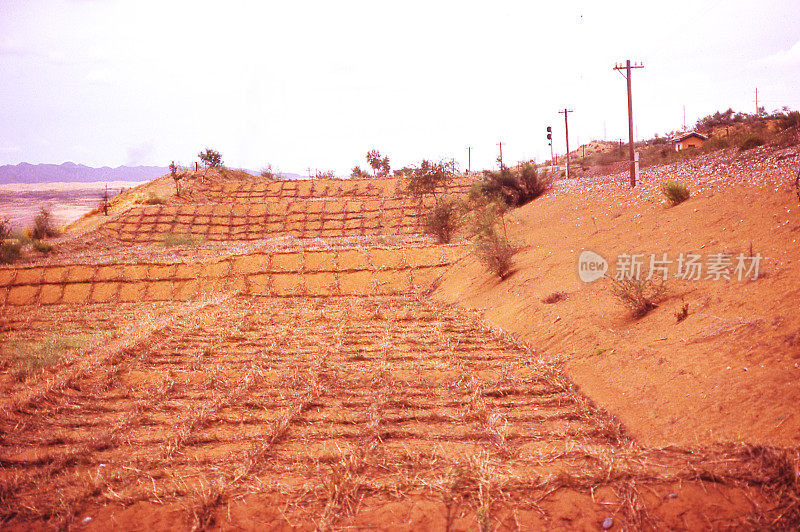 中国宁夏中威和腾格里沙漠沙丘沿线或铁路沿线风的侵蚀控制