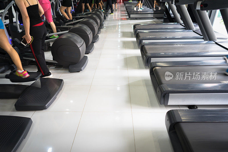现代化的健身房内部配备设备。健身俱乐部与跑步机的部分特写
