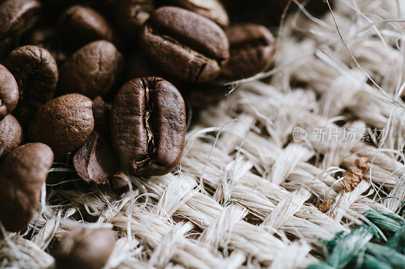 粗麻袋上的公平贸易咖啡豆