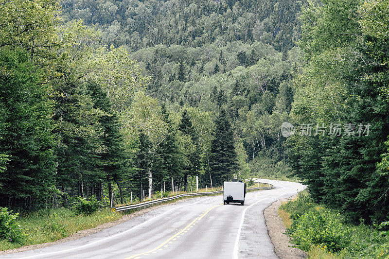 公路旅行与露营拖车