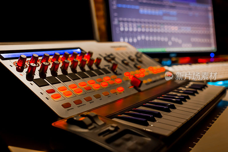 专业的MIDI键盘合成器在录音棚