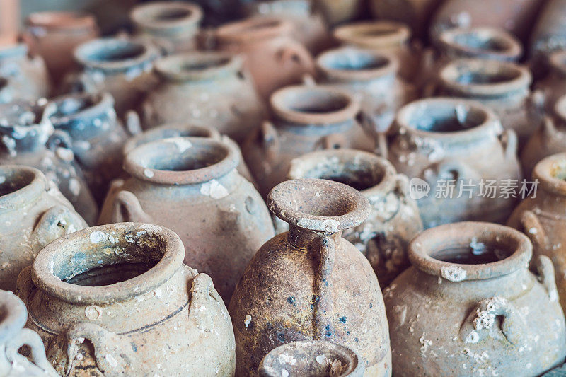 古老的越南传统壶上长满了贝壳