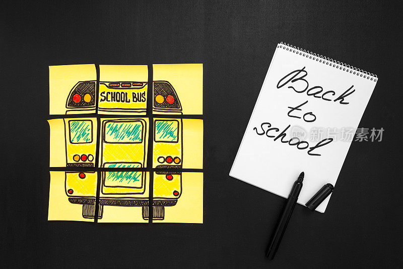 回到学校的背景，标题“回到学校”和“校车”写在黄色的纸和笔记本上，标题“回到学校”，黑色毡尖笔在黑板上