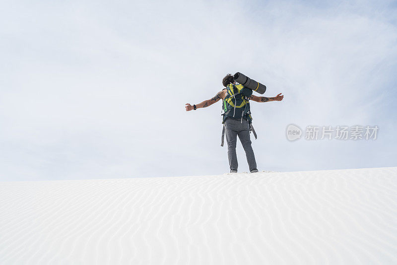 这位年轻人，旅行者，背包客，正在探索新墨西哥州的白沙国家纪念碑