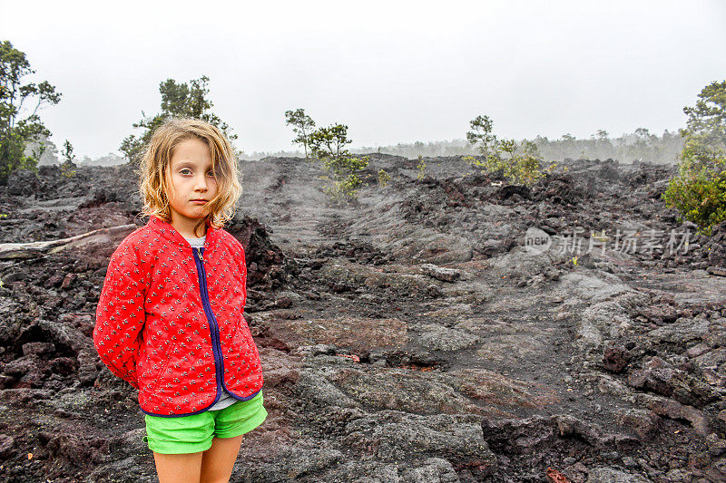 严肃的孩子在火山场，火山国家公园