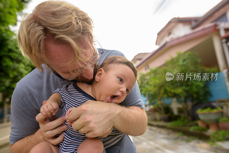 父亲和婴儿在户外的亲密关系