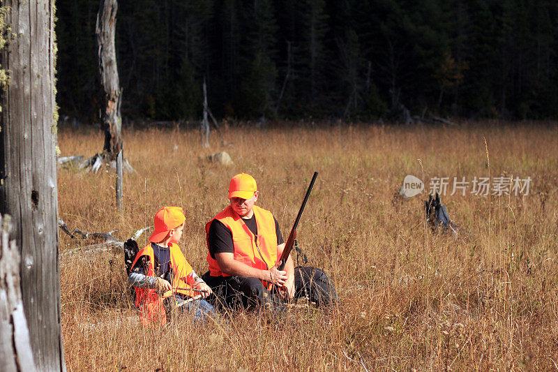 父亲和儿子在打猎