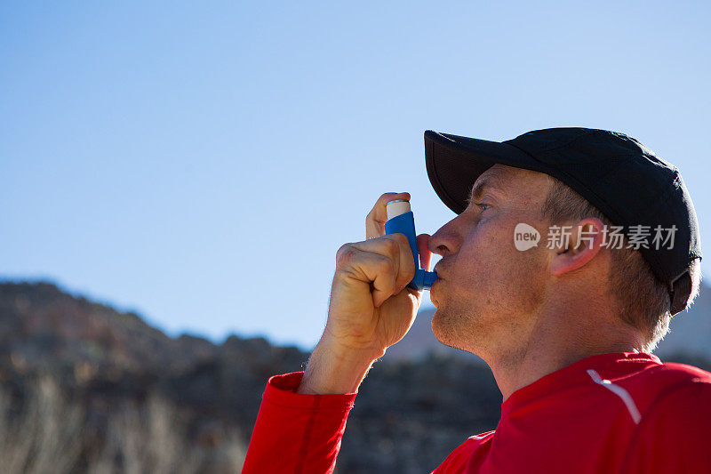 运动型男性在运动后使用他的哮喘泵