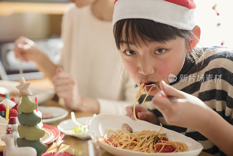 妈妈和女儿喜欢吃圣诞食品